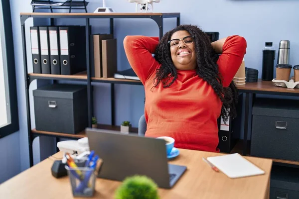 Afroamerikansk Kvinna Affärsman Med Bärbar Dator Stretching Armar Kontoret — Stockfoto