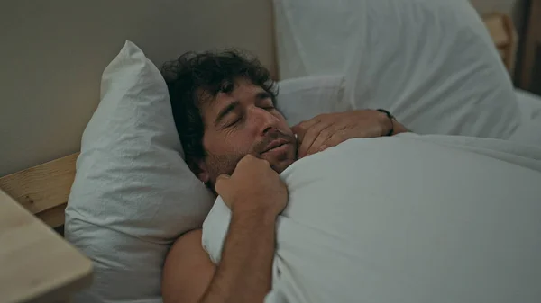 Jovem Hispânico Deitado Cama Dormindo Sem Camisa Quarto — Fotografia de Stock