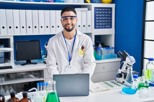 Jovem Árabe Homem Cientista Usando Laptop Trabalhando Laboratório — Fotografia de Stock