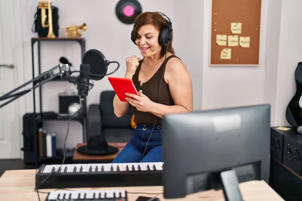 Mujer Mediana Edad Músico Usando Touchpad Canto Canción Estudio Música — Foto de Stock
