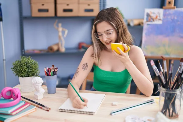 Young Woman Artist Drawing Notebook Drinking Coffee Art Studio — Zdjęcie stockowe