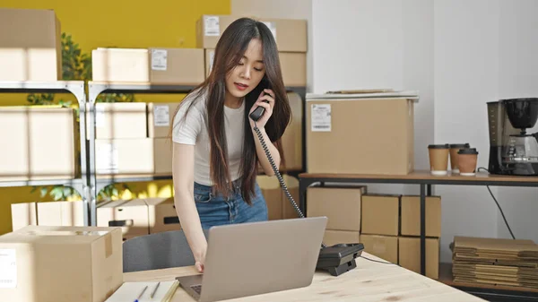 Jovem Chinês Mulher Comércio Eletrônico Trabalhador Negócios Usando Laptop Falando — Fotografia de Stock