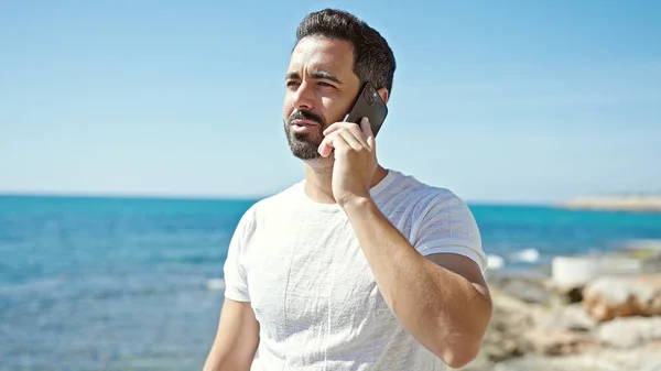 Joven Hombre Hispano Hablando Smartphone Playa — Foto de Stock