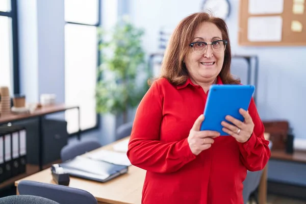 Senior Kvinnlig Företagare Använder Pekplatta Som Arbetar Kontoret — Stockfoto
