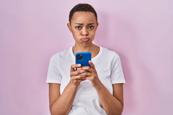 Beautiful African American Woman Using Smartphone Puffing Cheeks Funny Face — Stock Photo, Image