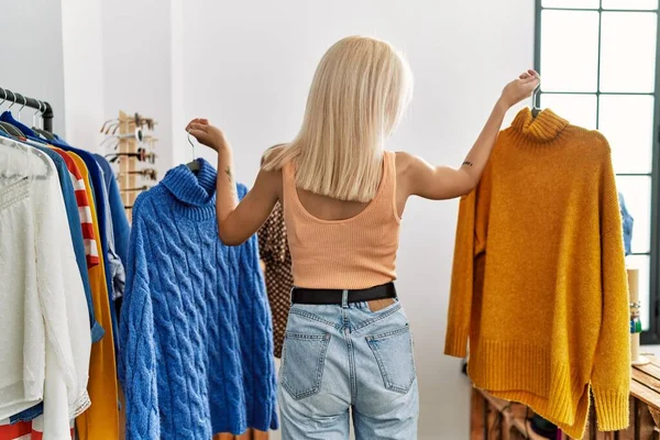 Joven Mujer Rubia Cliente Elegir Suéter Pie Hacia Atrás Tienda — Foto de Stock