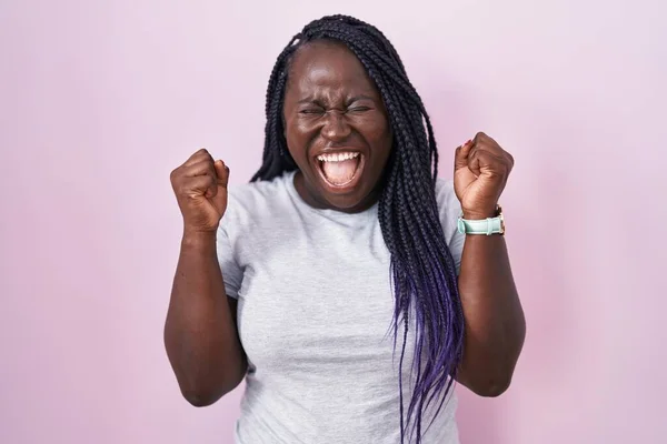 Fiatal Afrikai Áll Rózsaszín Háttér Izgatott Siker Karját Csukott Szemmel — Stock Fotó