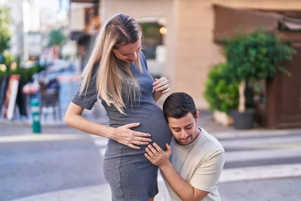 Mann Und Frau Stehen Zusammen Und Hören Babygeräusche Auf Der — Stockfoto