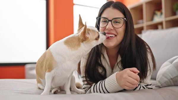 Joven Mujer Hispana Con Perro Chihuahua Acostado Sofá Besándose Casa — Foto de Stock