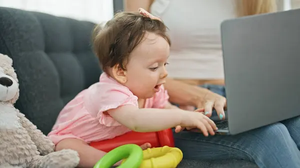 Matka Córka Korzystające Laptopa Podczas Zabawy Domu — Zdjęcie stockowe