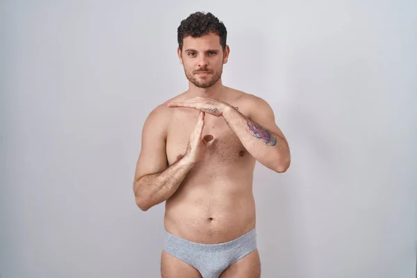 Jonge Spaanse Man Zonder Shirt Ondergoed Gebaar Met Handen Gefrustreerd — Stockfoto