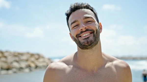 Jovem Hispânico Homem Turista Sorrindo Confiante Sem Camisa Praia — Fotografia de Stock