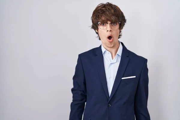 Ισπανόφωνος Επιχειρηματίας Νεαρός Άνδρας Φορώντας Γυαλιά Φοβισμένος Και Σοκαρισμένος Από — Φωτογραφία Αρχείου