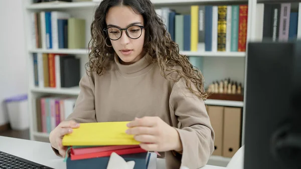 Kütüphane Üniversitesinde Kitap Arayan Güzel Spanyol Bir Kız Öğrenci — Stok fotoğraf