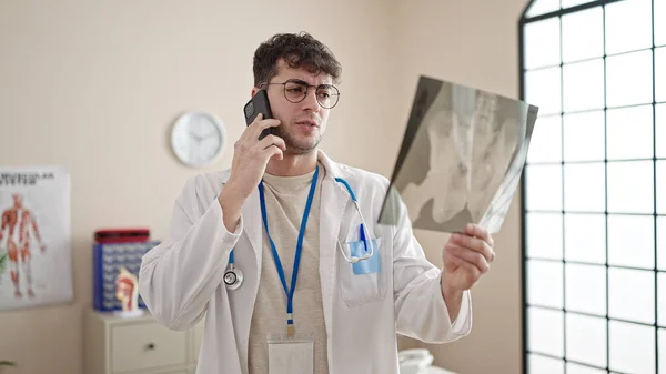 Joven Médico Hispano Buscando Rayos Hablando Por Teléfono Clínica — Foto de Stock