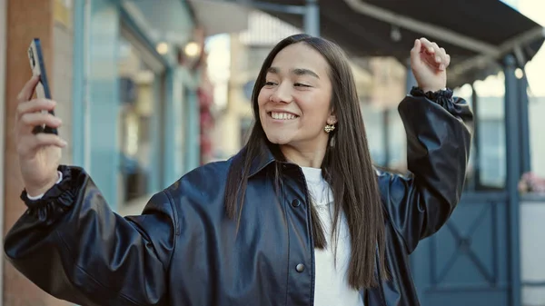 Junge Schöne Hispanische Frau Lächelt Selbstbewusst Und Tanzt Mit Smartphone — Stockfoto