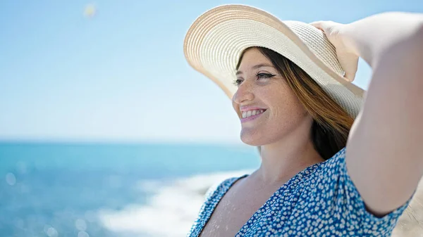 Νεαρή Ξανθιά Γυναίκα Τουρίστρια Χαμογελά Αυτοπεποίθηση Στέκεται Στην Παραλία — Φωτογραφία Αρχείου