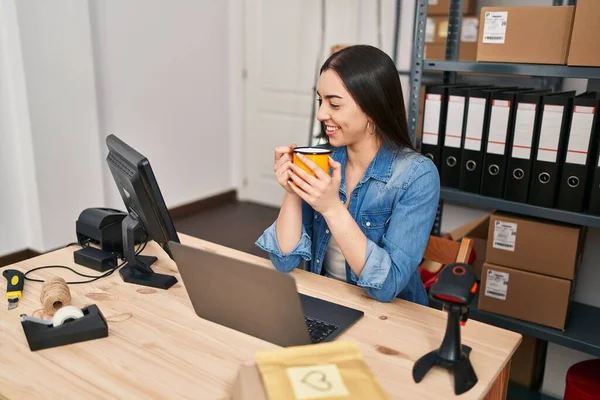 年轻美丽的惊慌失措的女性电子商务工作者在办公室用笔记本电脑喝咖啡 — 图库照片