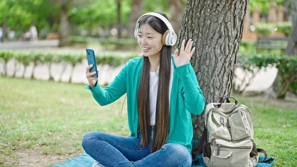 Junge Chinesin Mit Videoanruf Sitzt Park Auf Dem Fußboden — Stockfoto