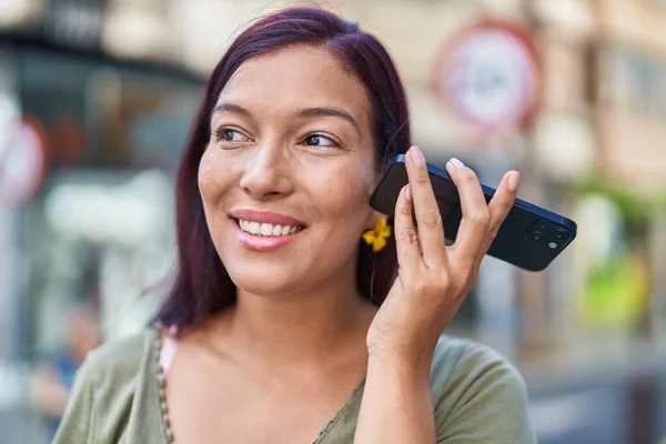 Mladý Krásný Hispánský Žena Usměvavý Sebevědomý Poslech Audio Zprávy Smartphonu — Stock fotografie