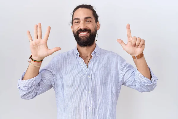 Hispánec Vousy Sobě Ležérní Košile Ukazuje Ukazuje Prsty Číslo Sedm — Stock fotografie