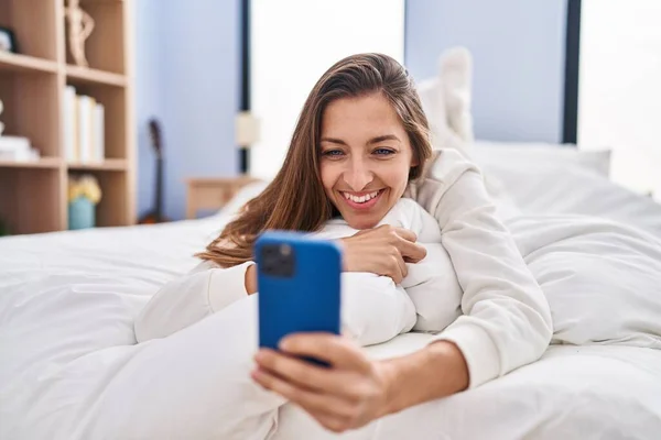 Ung Kvinna Som Använder Smartphone Liggande Sängen Sovrummet — Stockfoto