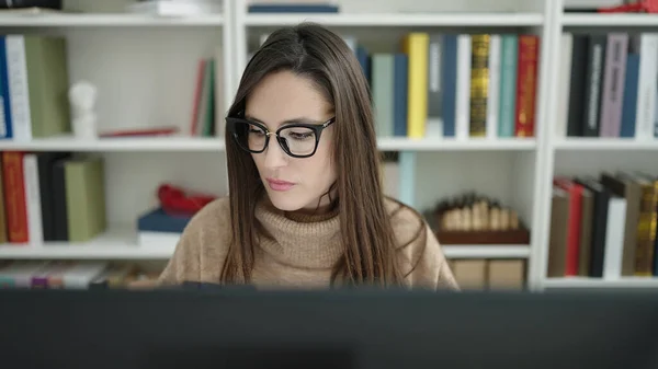 Güzel Spanyol Kadın Öğrenci Kütüphane Üniversitesinde Bilgisayar Kullanıyor — Stok fotoğraf