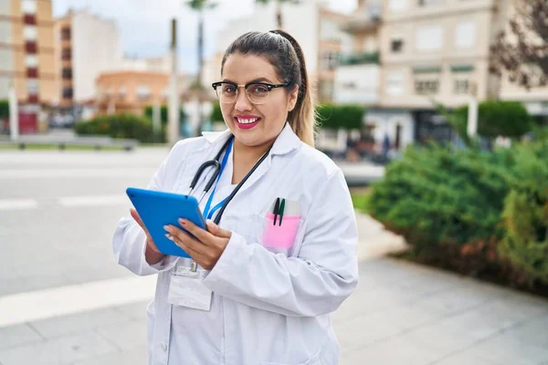 Young Beautiful Size Woman Doctor Smiling Confident Using Touchpad Park — Photo