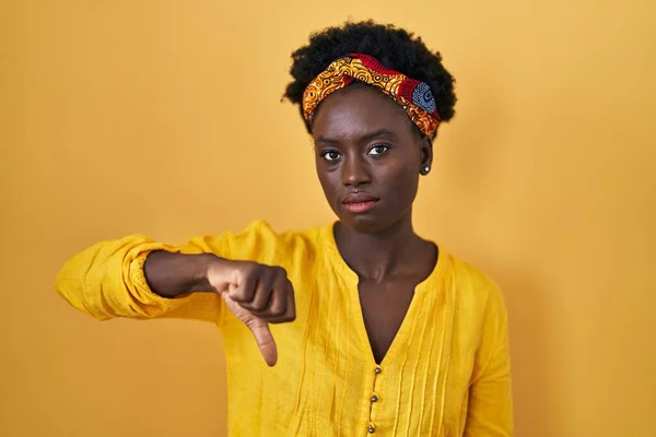 Νεαρή Αφρικανή Που Φοράει Αφρικανικό Τουρμπάνι Δείχνει Δυστυχισμένη Και Θυμωμένη — Φωτογραφία Αρχείου