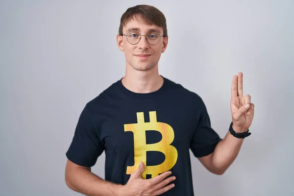 Homem Loiro Caucasiano Vestindo Camiseta Bitcoin Sorrindo Jurando Com Mão — Fotografia de Stock