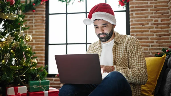 Молодий Іспаномовний Чоловік Використовує Ноутбук Різдвяному Капелюсі Вдома — стокове фото