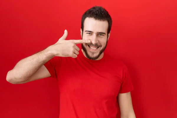 Νεαρός Ισπανός Που Φοράει Κόκκινο Μπλουζάκι Που Δείχνει Χέρι Στο — Φωτογραφία Αρχείου