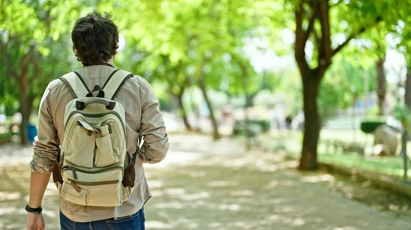 Sırt Çantalı Genç Spanyol Turist Parkta Geri Geri Yürüyor — Stok fotoğraf