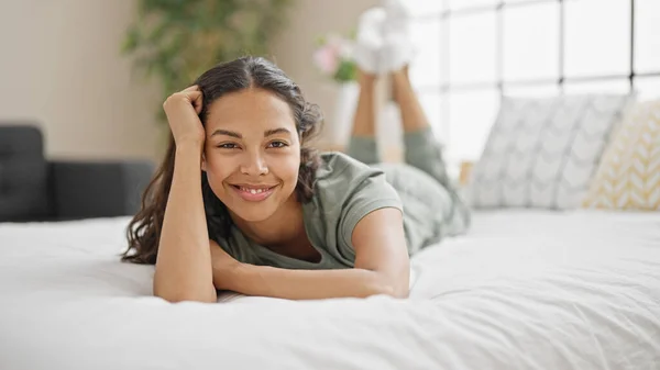 Afroamerykanka Uśmiecha Się Pewnie Leżąc Łóżku Sypialni — Zdjęcie stockowe