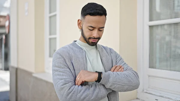 Jonge Spaanse Man Met Serieus Gezicht Kijken Horloge Straat — Stockfoto