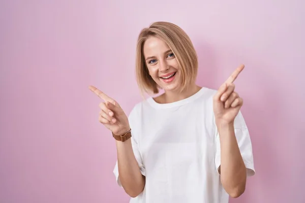 Jonge Blanke Vrouw Staat Roze Achtergrond Glimlachend Zelfverzekerd Wijzend Met — Stockfoto