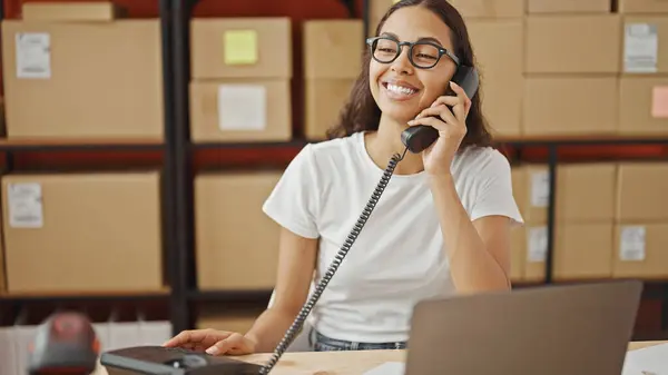 Африканская Американка Электронной Коммерции Бизнес Работница Выступает Телефону Офисе — стоковое фото