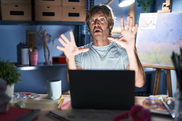 Orta Yaşlı Bir Adam Geceleri Dizüstü Bilgisayarla Sanat Stüdyosunda Oturuyor — Stok fotoğraf