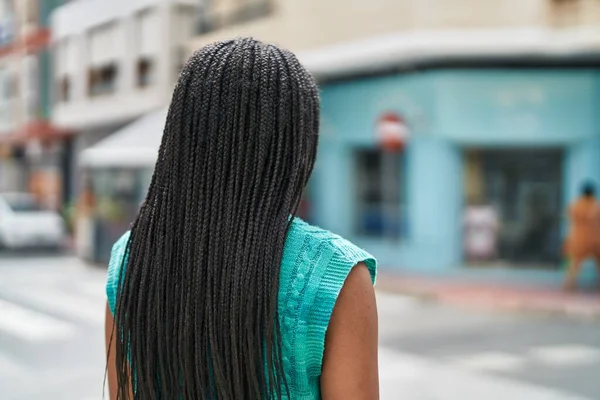 Afrikaans Amerikaanse Vrouw Staan Achteraanzicht Straat — Stockfoto
