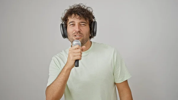 Νεαρός Ισπανός Που Ακούει Μουσική Τραγουδάει Απομονωμένο Λευκό Φόντο — Φωτογραφία Αρχείου