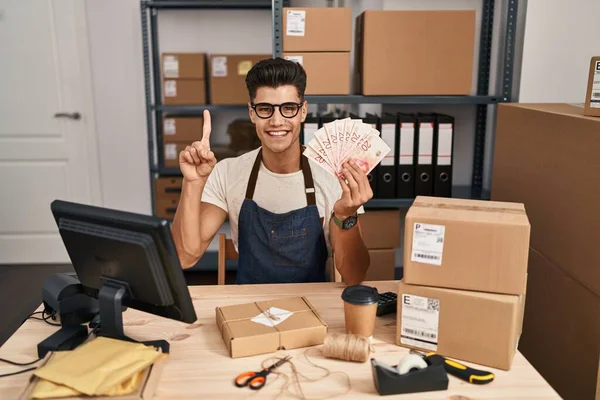 Jovem Hispânico Trabalhando Comércio Eletrônico Pequenas Empresas Segurando Shekels Sorrindo — Fotografia de Stock