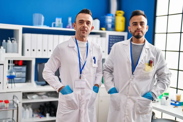 Dwóch Mężczyzn Naukowców Stojących Miłym Wyrazem Twarzy Laboratorium — Zdjęcie stockowe