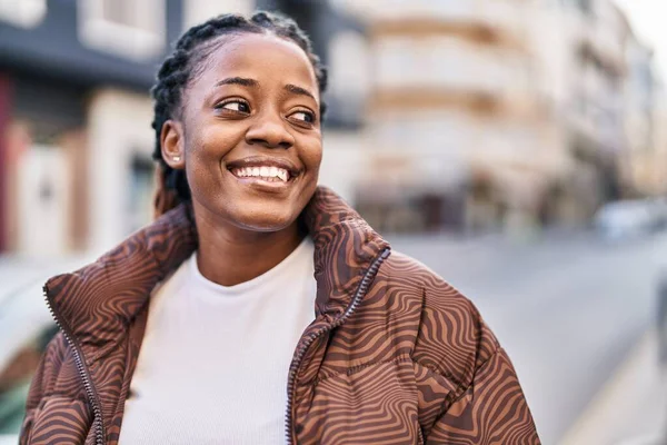 Αφροαμερικανή Γυναίκα Χαμογελά Σίγουρος Κοιτάζοντας Προς Την Πλευρά Στο Δρόμο — Φωτογραφία Αρχείου