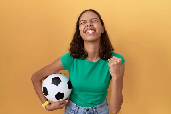 Junge Hispanische Frau Hält Ball Sehr Glücklich Und Aufgeregt Und — Stockfoto