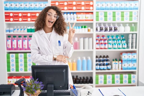 Mujer Hispana Con Pelo Rizado Trabajando Farmacia Sonriendo Con Cara — Foto de Stock