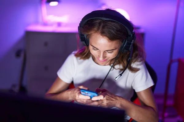 Young Beautiful Hispanic Woman Streamer Using Computer Smartphone Gaming Room — Stock Photo, Image