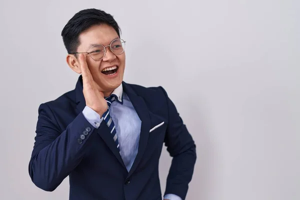 Fiatal Ázsiai Férfi Öltönyben Nyakkendőben Kiabálva Sikoltozva Kéz Kézben Kommunikációs — Stock Fotó