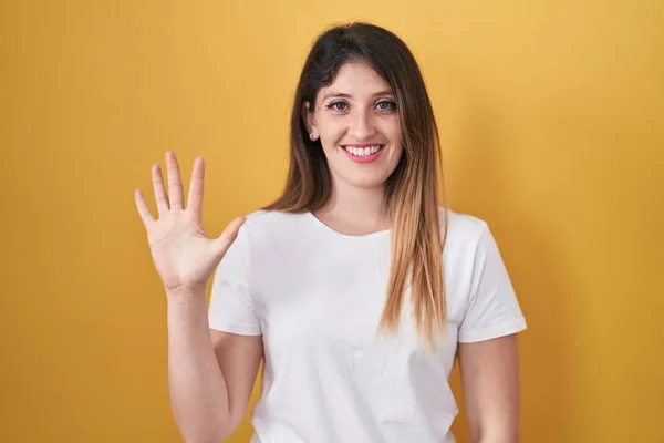 Молодая Брюнетка Женщина Стоит Желтом Фоне Показывая Указывая Пальцами Номер — стоковое фото