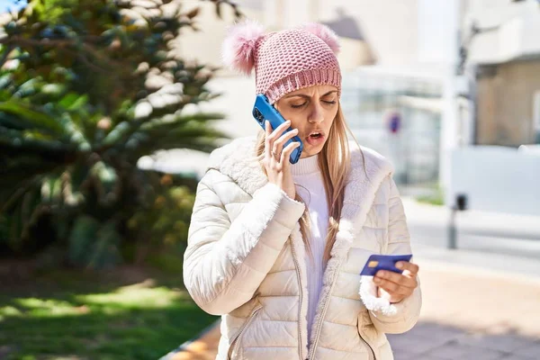 Jonge Vrouw Aan Het Praten Smartphone Met Creditcard Het Park — Stockfoto
