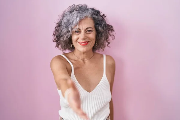 Middle Age Woman Grey Hair Standing Pink Background Smiling Friendly — Stock Photo, Image